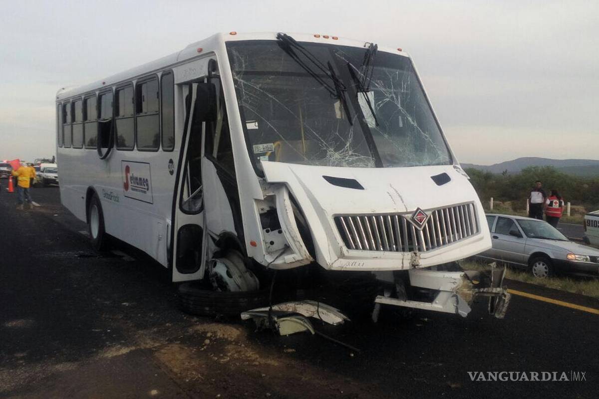 $!Choca camión de personal en la autopista Saltillo-Torreón; hay 32 heridos