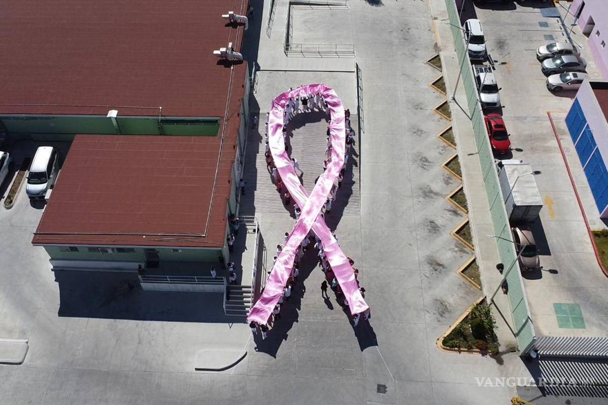 $!Autoridades del IMSS Coahuila realizaron el lazo rosa en conmemoración del Día Mundial de la Lucha contra el Cáncer de Mama.