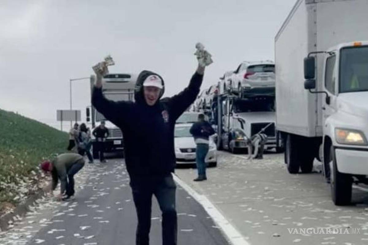 Miles de dólares caen en carretera de EU, conductores paran y los recogen; autoridades piden que los devuelvan