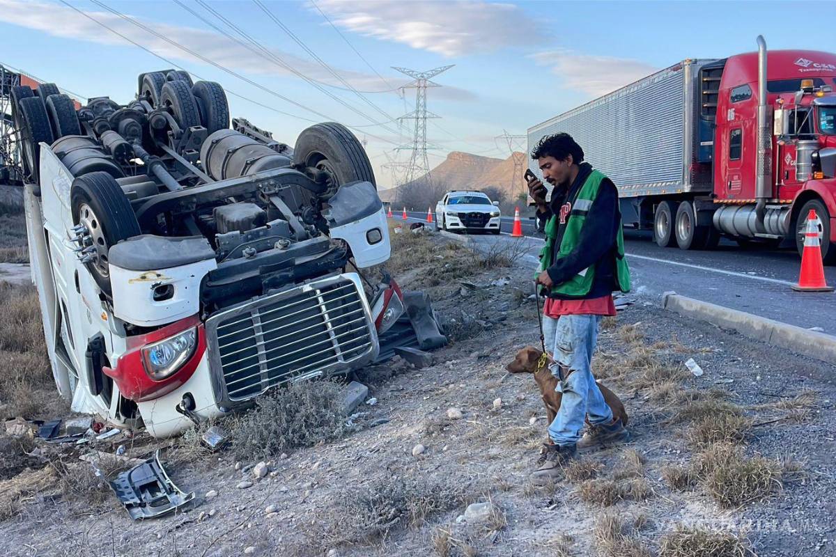 $!Grúas trabajaron para levantar el tráiler siniestrado y liberar la vialidad.