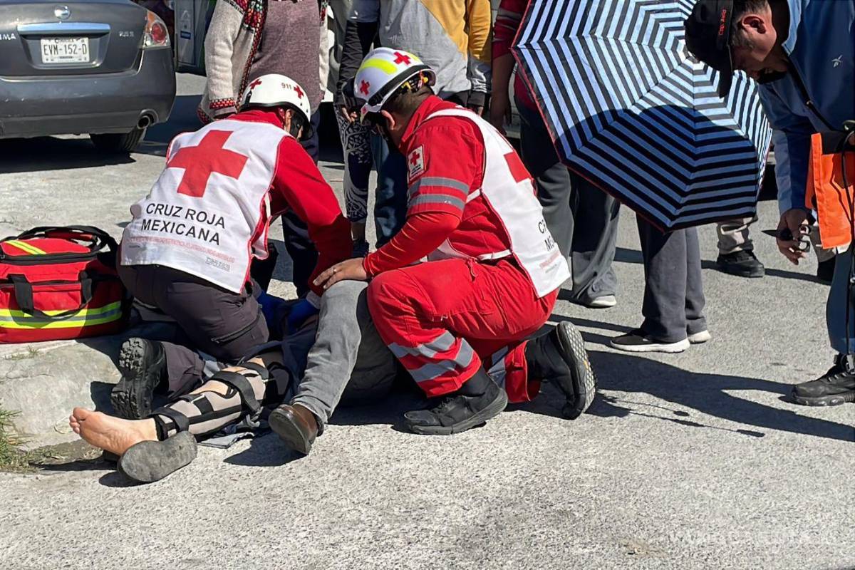 $!Paramédicos brindaron atención prehospitalaria al lesionado antes de su traslado al IMSS.