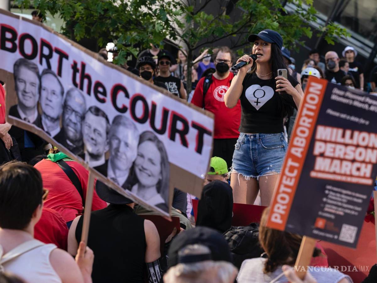 $!Yasaman Zia habla en apoyo del derecho al aborto durante una protesta frente al Edificio Federal Jackson en Seattle.