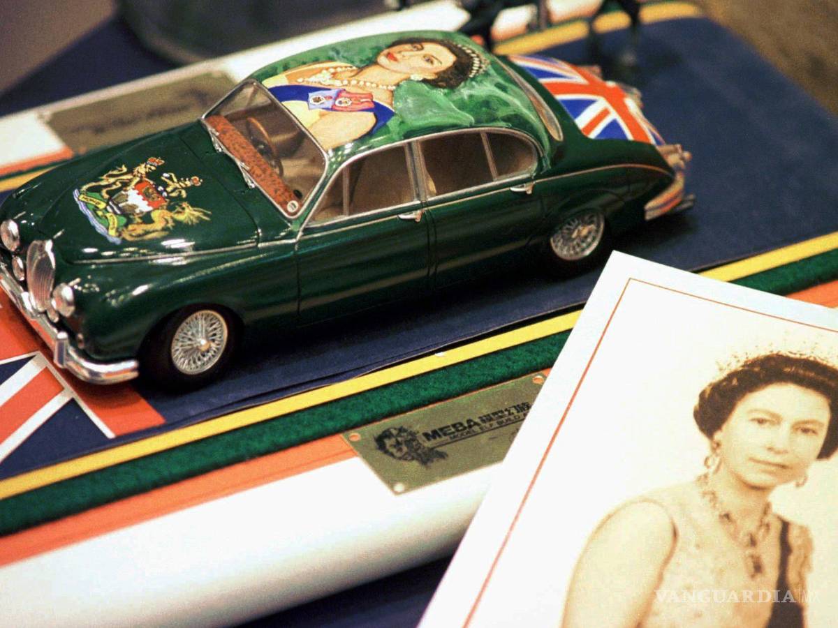 $!Una limosina Daimler miniatura pintada a mano con el retrato de la reina Isabel II de Gran Bretaña el 12 de junio de 1997. AP/Vincent Yu