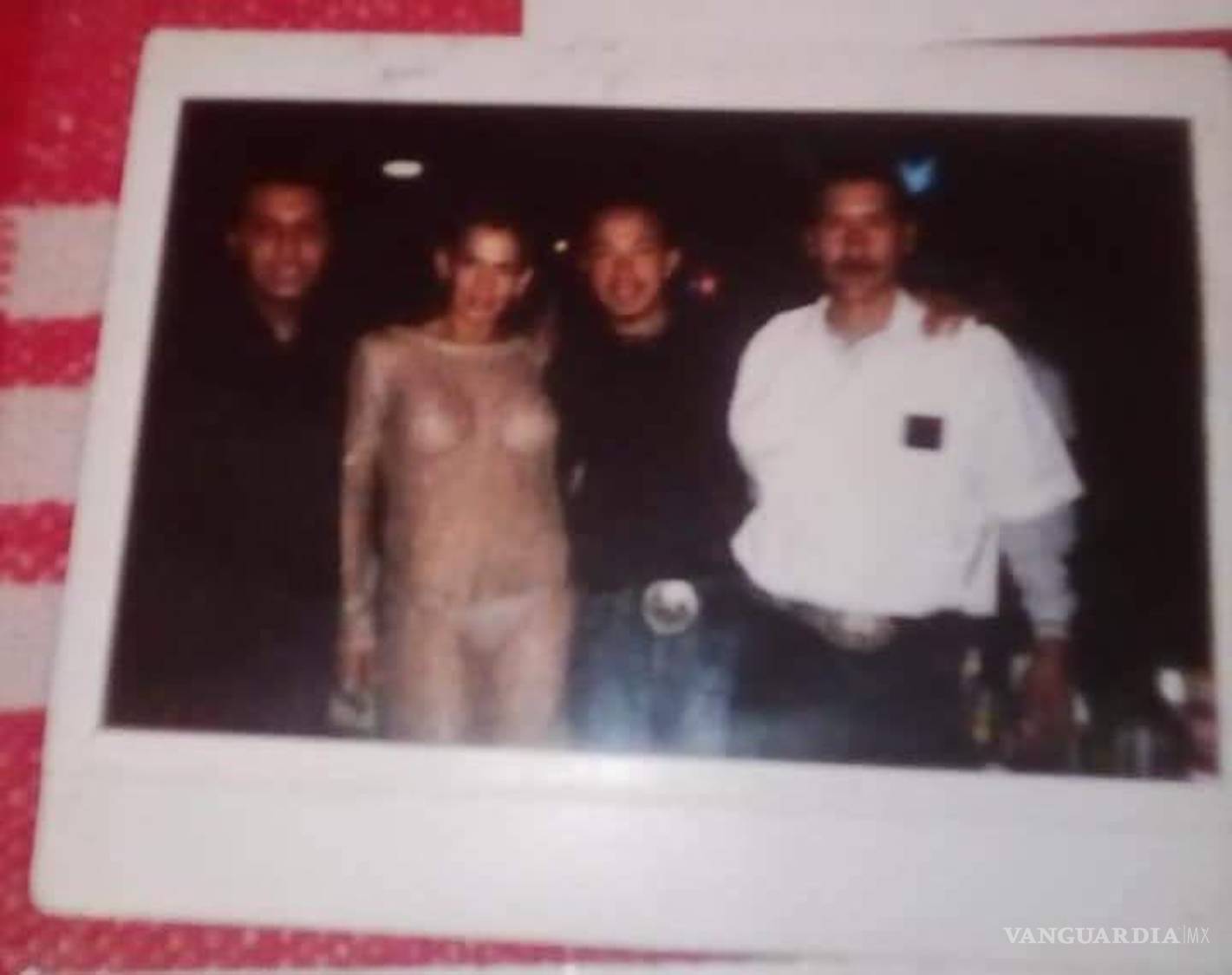 $!Un recuerdo de otra era: Niurka posando con empleados del bar entre abrazos, risas y escotes que escandalizaban más a las mamás que a los asistentes. El glamour improvisado del Kumbala se imprimía en papel, sin filtros, sin hashtag.