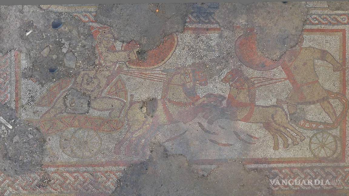 Raro mosaico romano es descubierto bajo un campo de cultivo en Inglaterra