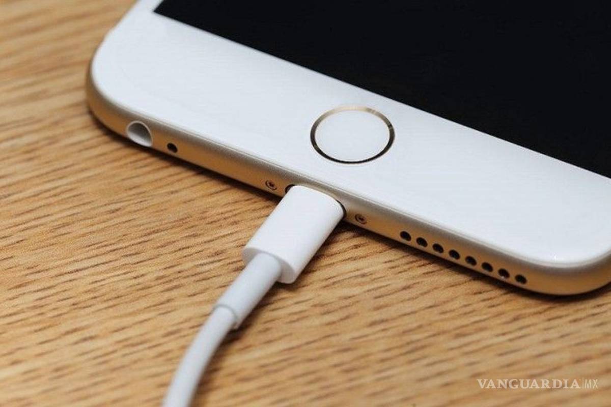 El cargador del celular de su mamá le causa terribles quemaduras en la boca