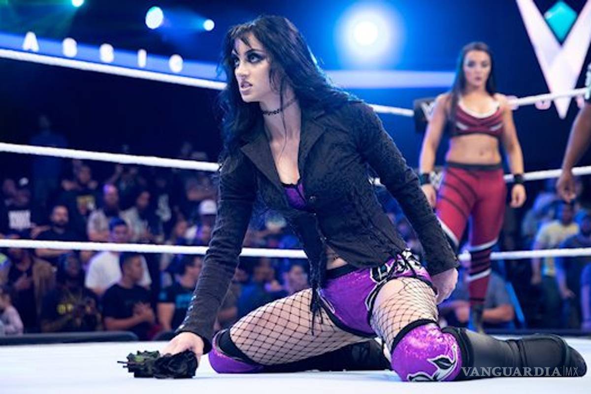 Luchadora hace una llave... ¡utilizando un tampón!