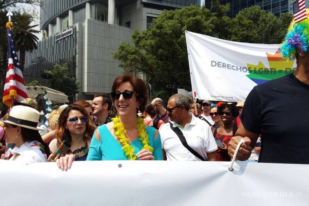 Roberta Jacobson se une a marcha de Orgullo Gay