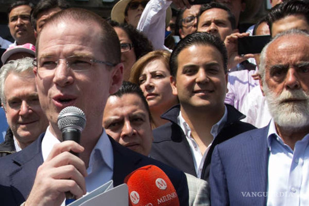 Ricardo Anaya con “chofer” de lujo y consejero