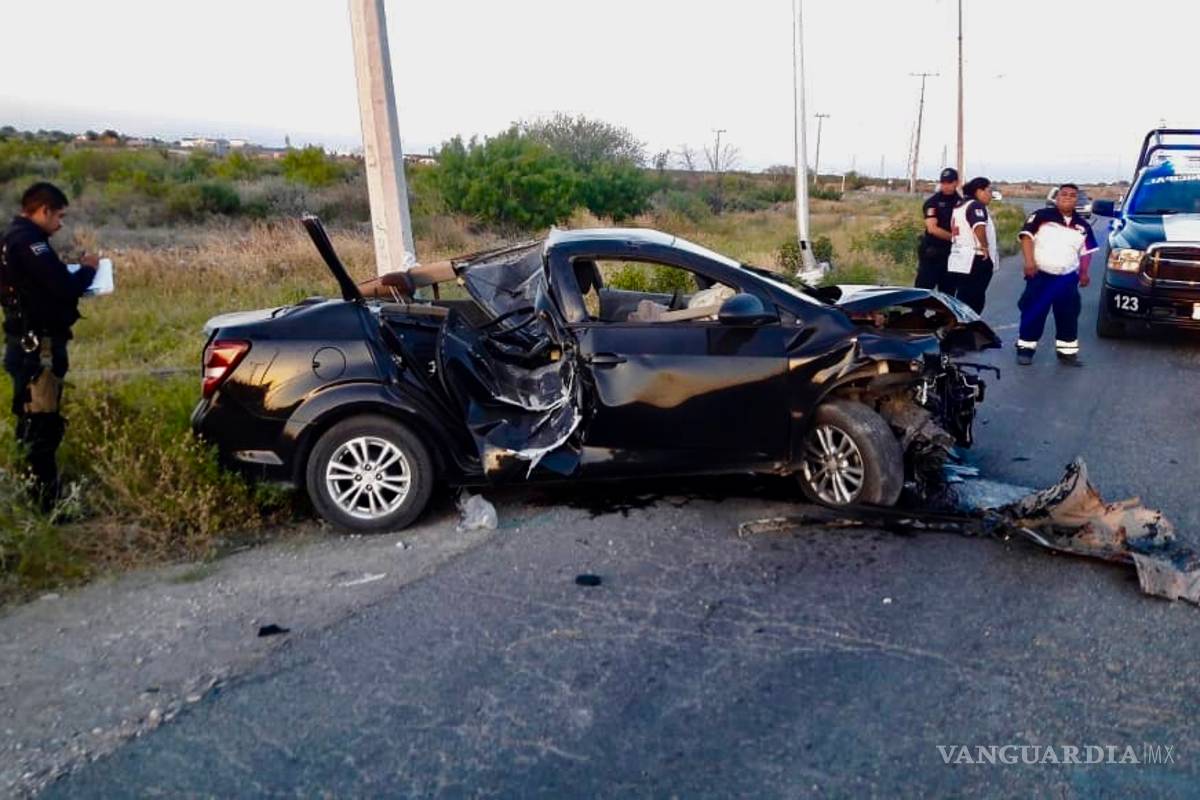 Familia sobrevive a gran volcadura en Acuña