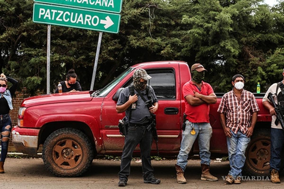 Aguacateros se arman contra cárteles; &quot;si no luchamos nos matan&quot;