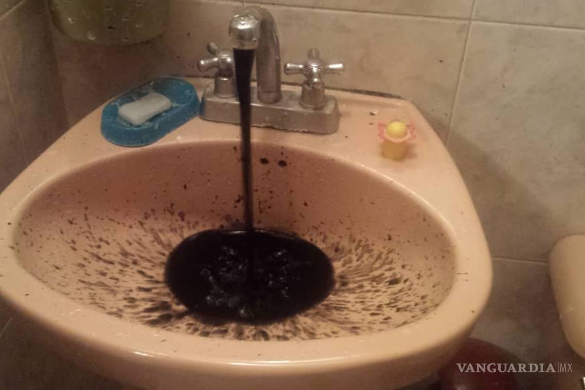 Apagones, hambruna y ahora el agua de Venezuela... ¡se vuelve negra!