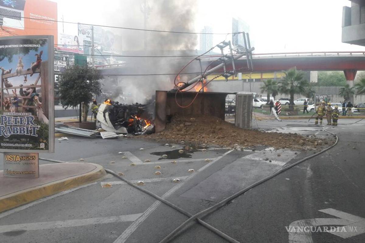 Vuelca camión y se incendia, en zona urbana de Monterrey