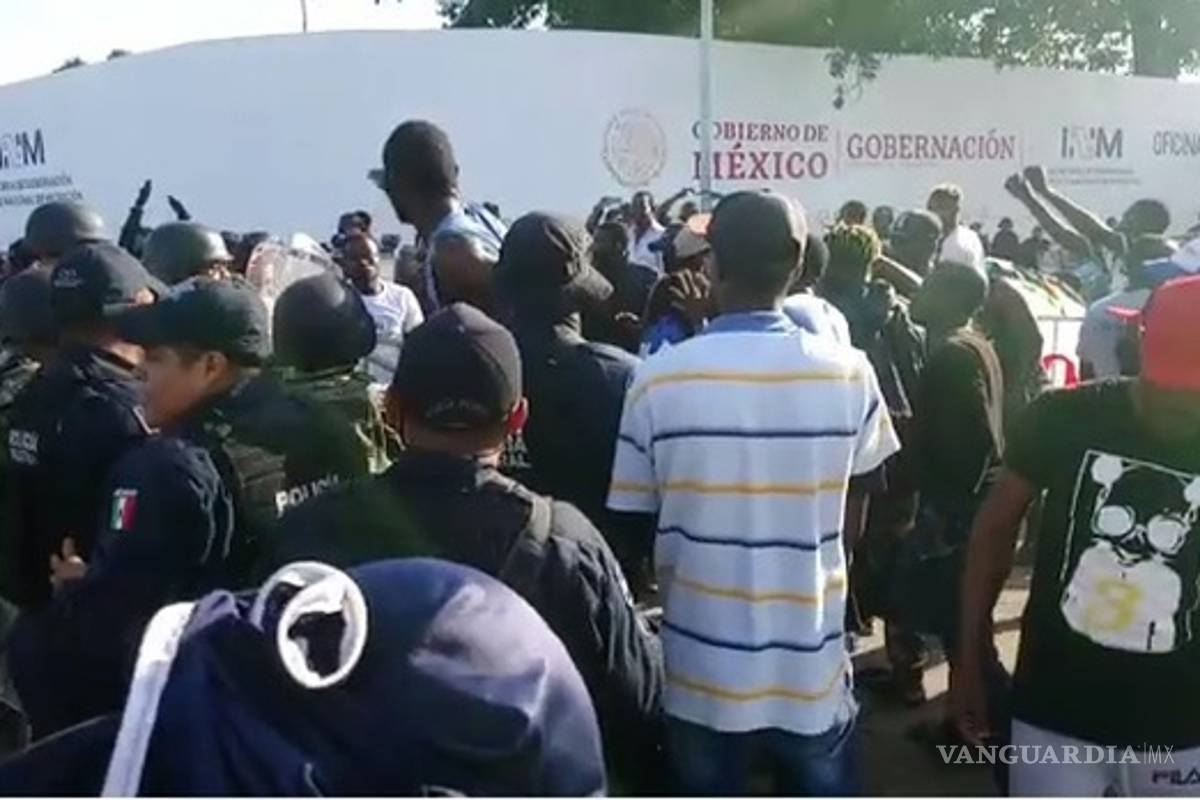 Migrantes africanos vandalizan la estación Siglo XXI en Chiapas