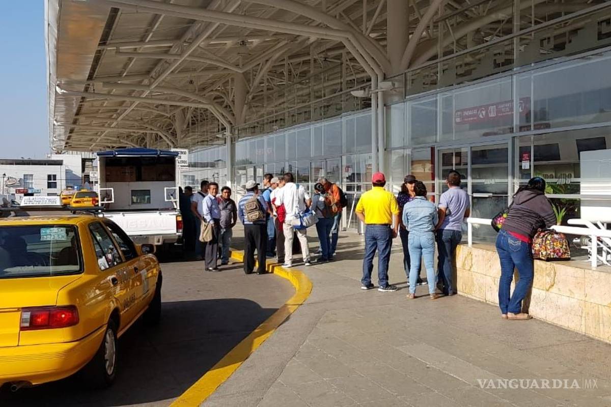 CNTE toma carreteras; bloquean accesos del aeropuerto de Oaxaca
