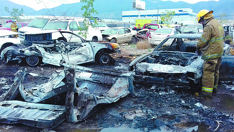 Se incendian dos autos en corralón de Saltillo