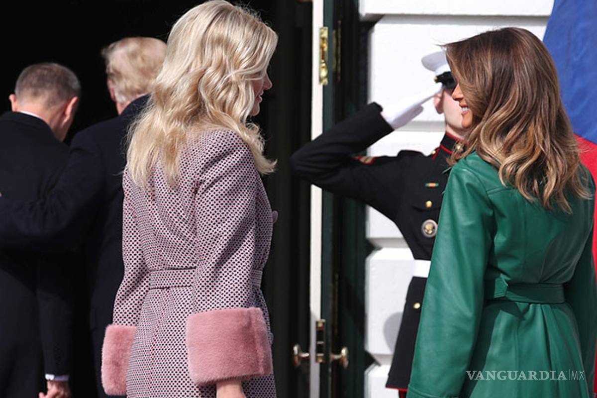 ¡Feliz día de la mujer para Melania!... Donald Trump se olvida de ella durante recibimiento del primer ministro checo y su esposa (Video)