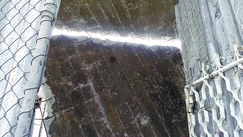 Albañil sufre heridas al caerle encima una losa en Saltillo