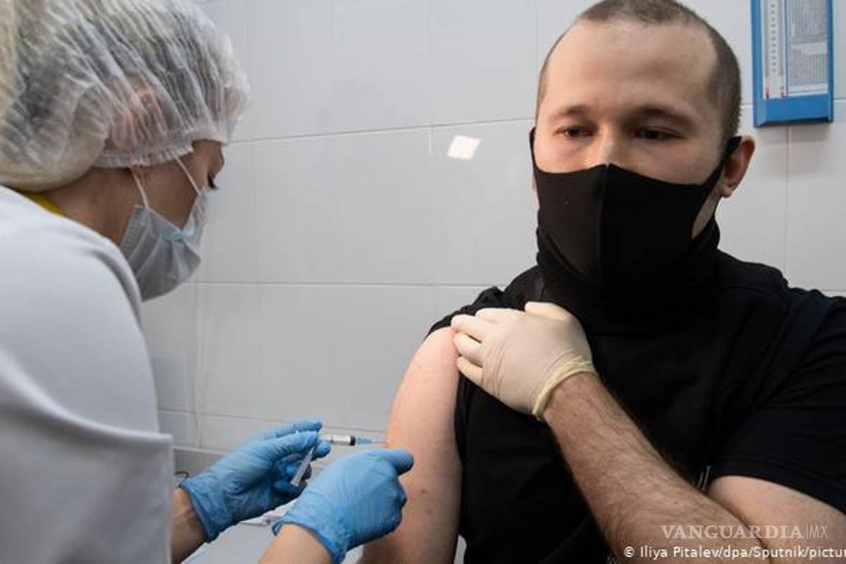 Vacunados contra coronavirus con Sputnik V deben evitar el alcohol por 42 días