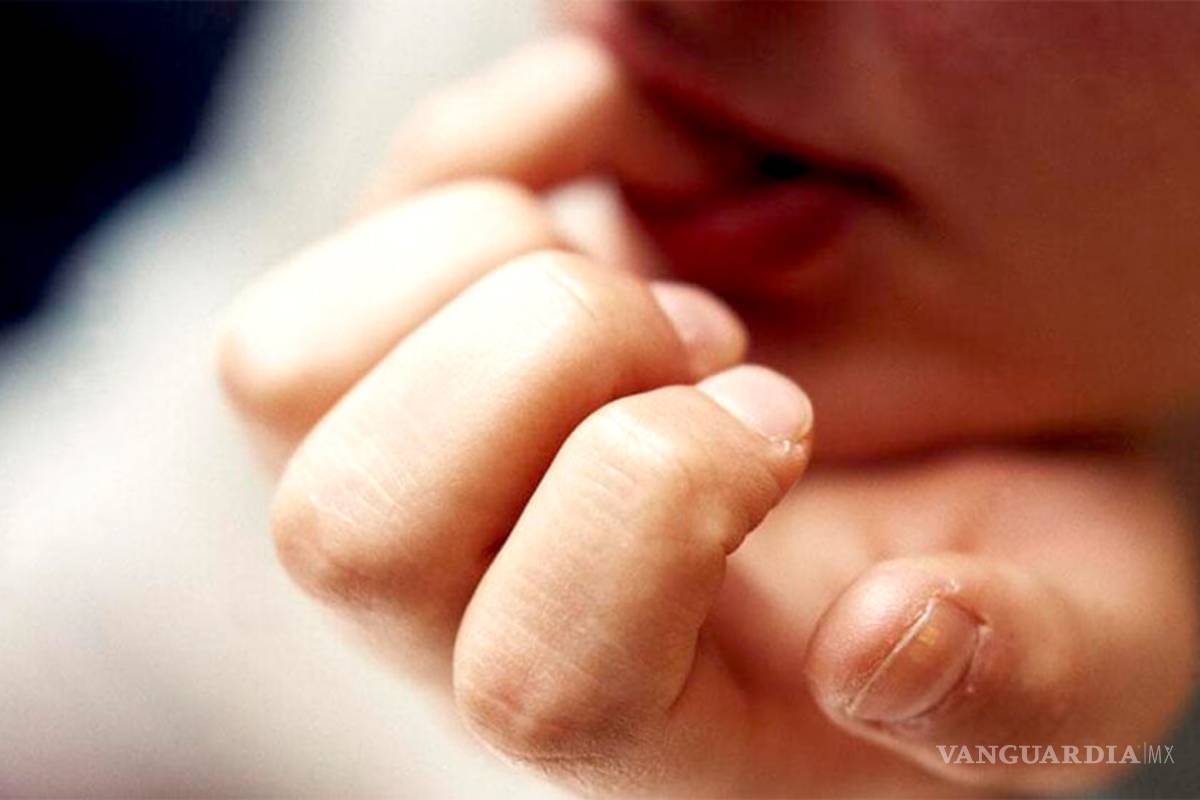 Mujer pierde el dedo por "comerse" las uñas