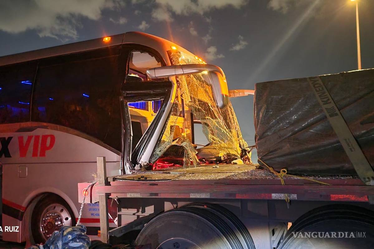 Choque de tráiler y autobús de pasajeros deja 21 lesionados, en Nuevo León