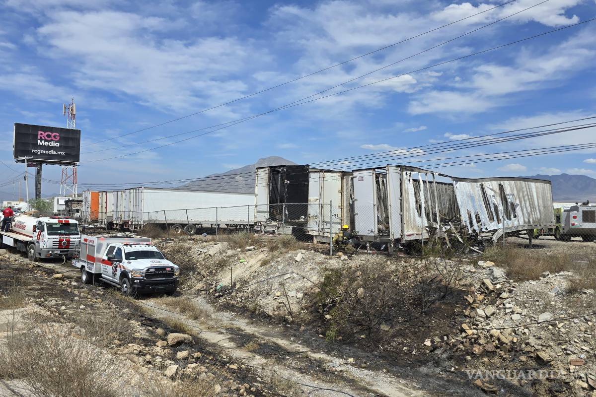 Incendio en Ramos Arizpe consume cinco cajas de tráiler (video)