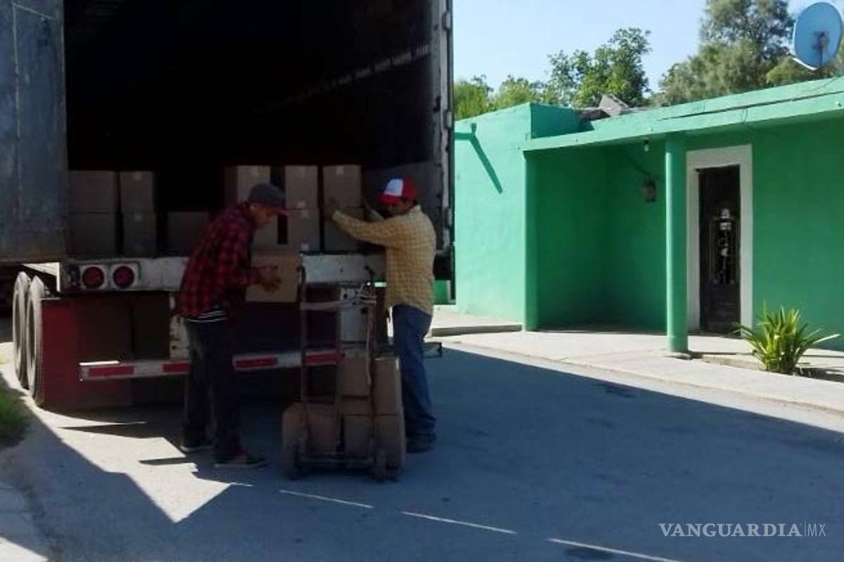 Policías intentan detener a panista por grabar en video descarga de despensas en Candela