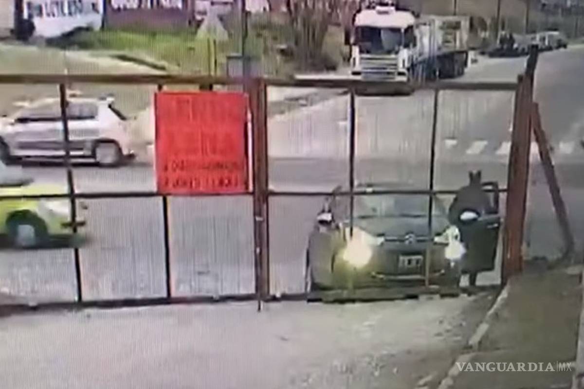 Se baja a abrir un portón y le roban su vehículo en Argentina (video)