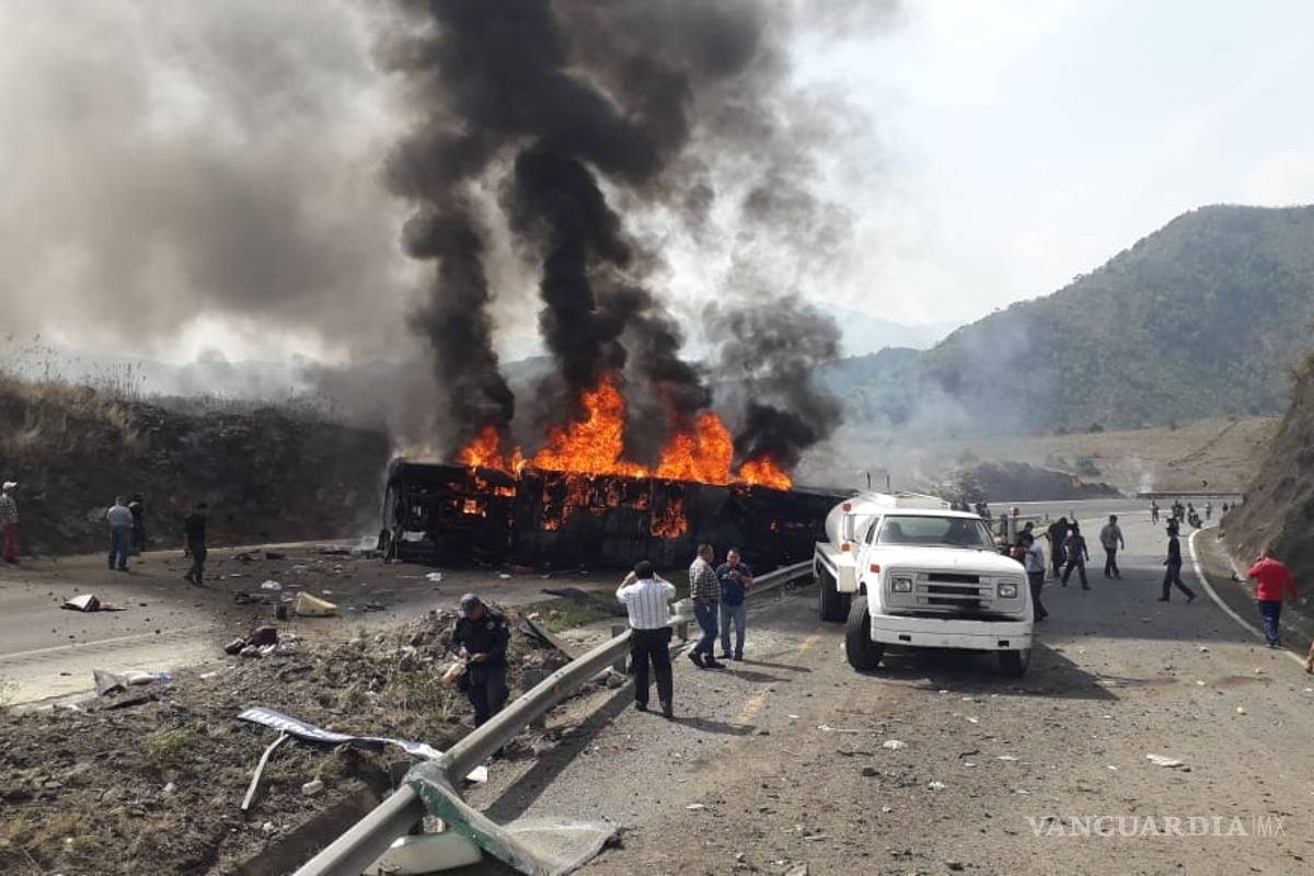 Choque entre tráiler y autobús deja 21 muertos en carretera Puebla-Orizaba