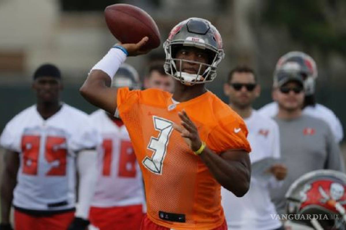 Sin trabajo y en cuarentena por coronavirus, este quarterback decidió casarse