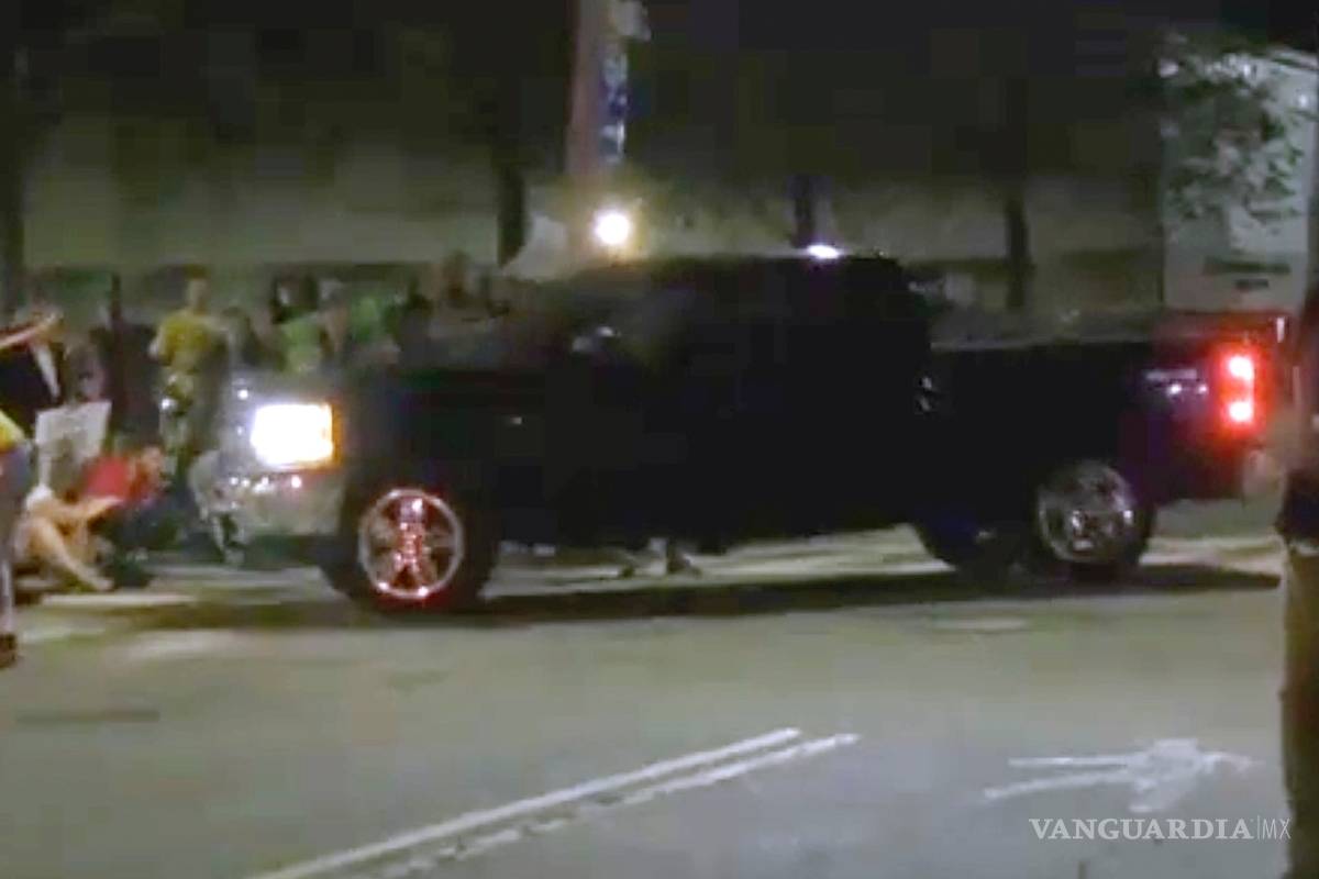 Embisten a manifestantes frente a centro migratorio