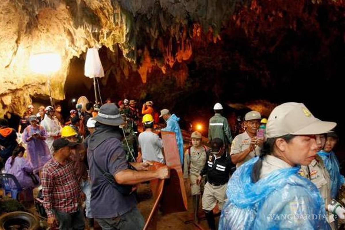 Hallaron con vida a los 12 niños futbolistas y su entrenador atrapados en una cueva de Tailandia, pero aún no los pueden rescatar