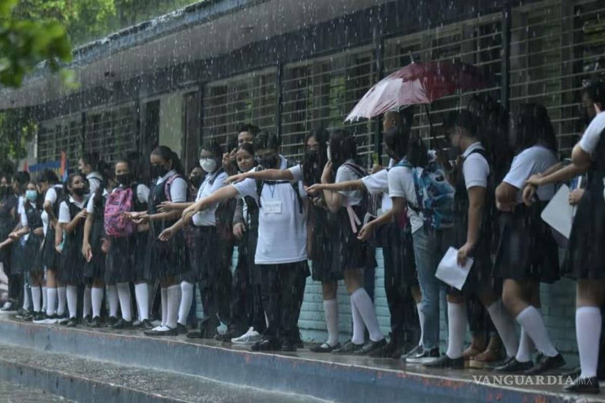 Suspenden clases en Nuevo León ante intensas lluvias; educación básica, media y superior regresarán hasta el lunes