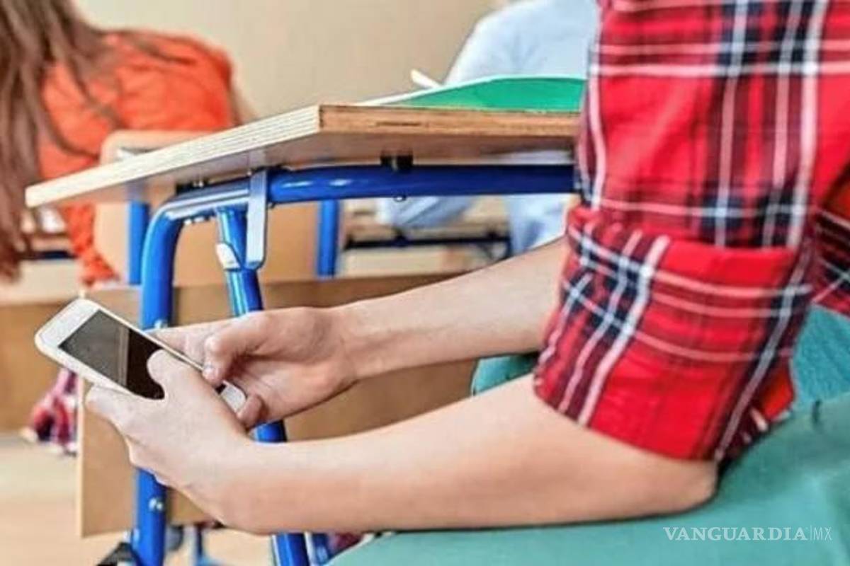 Coahuila regula el uso de celulares en las escuelas, pero no prohíbe su portación
