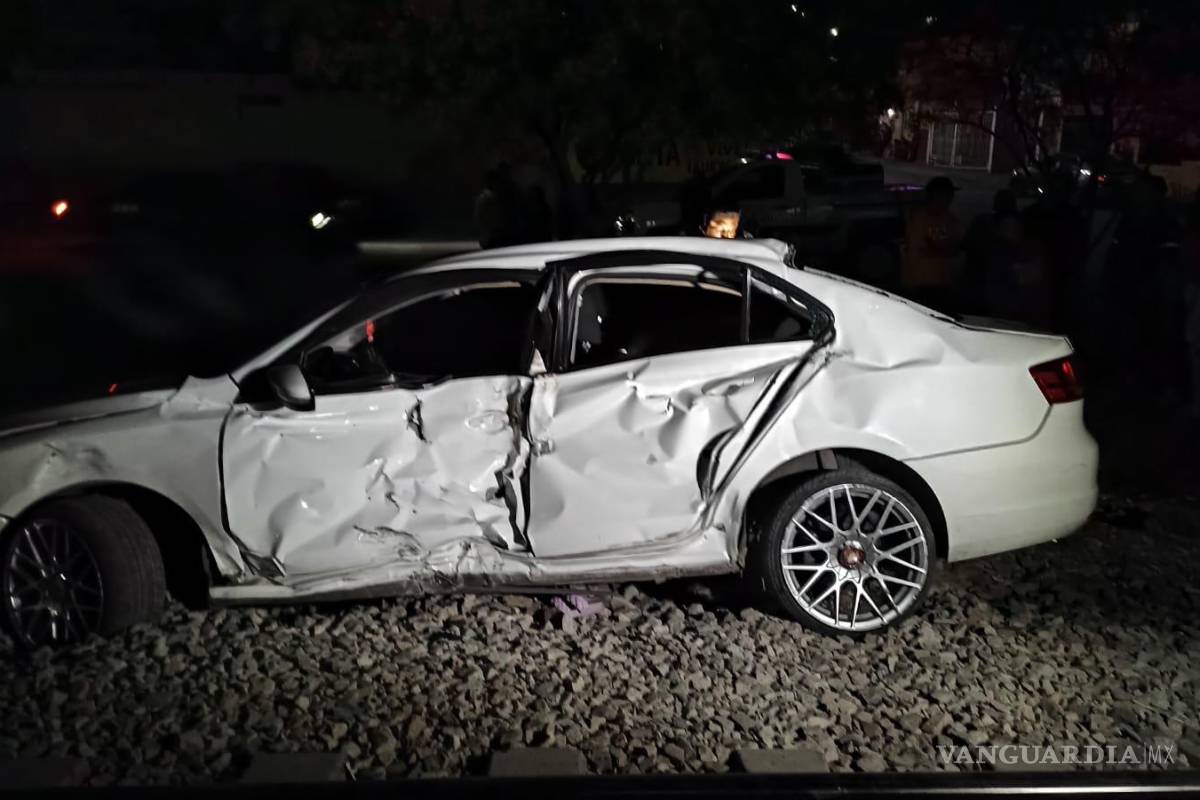 Imprudente conductor arriesga a su familia: se le atraviesa al tren, al poniente de Saltillo