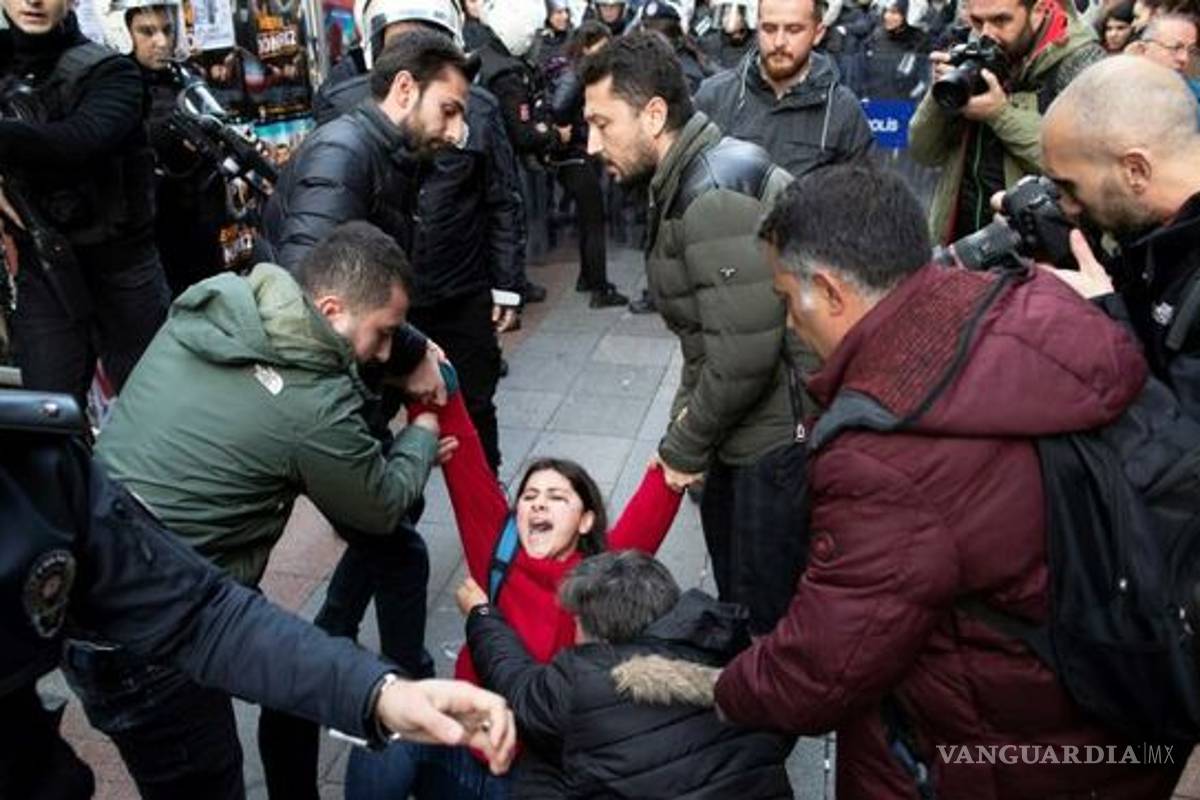 Policía de Estambul reprime a mujeres que cantaban 'Un violador en tu camino'