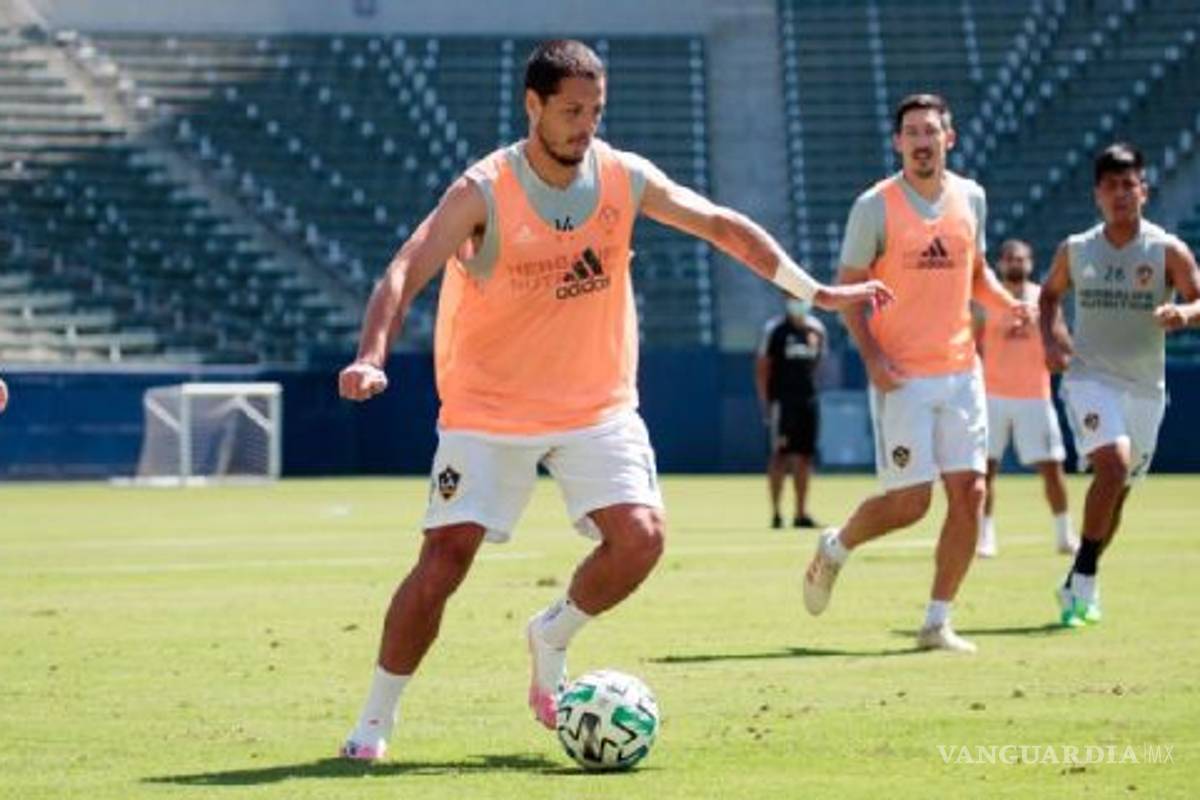 Suspenso en el Galaxy luego de que 'Chicharito' sale con fuerte golpe en la rodilla durante entrenamiento
