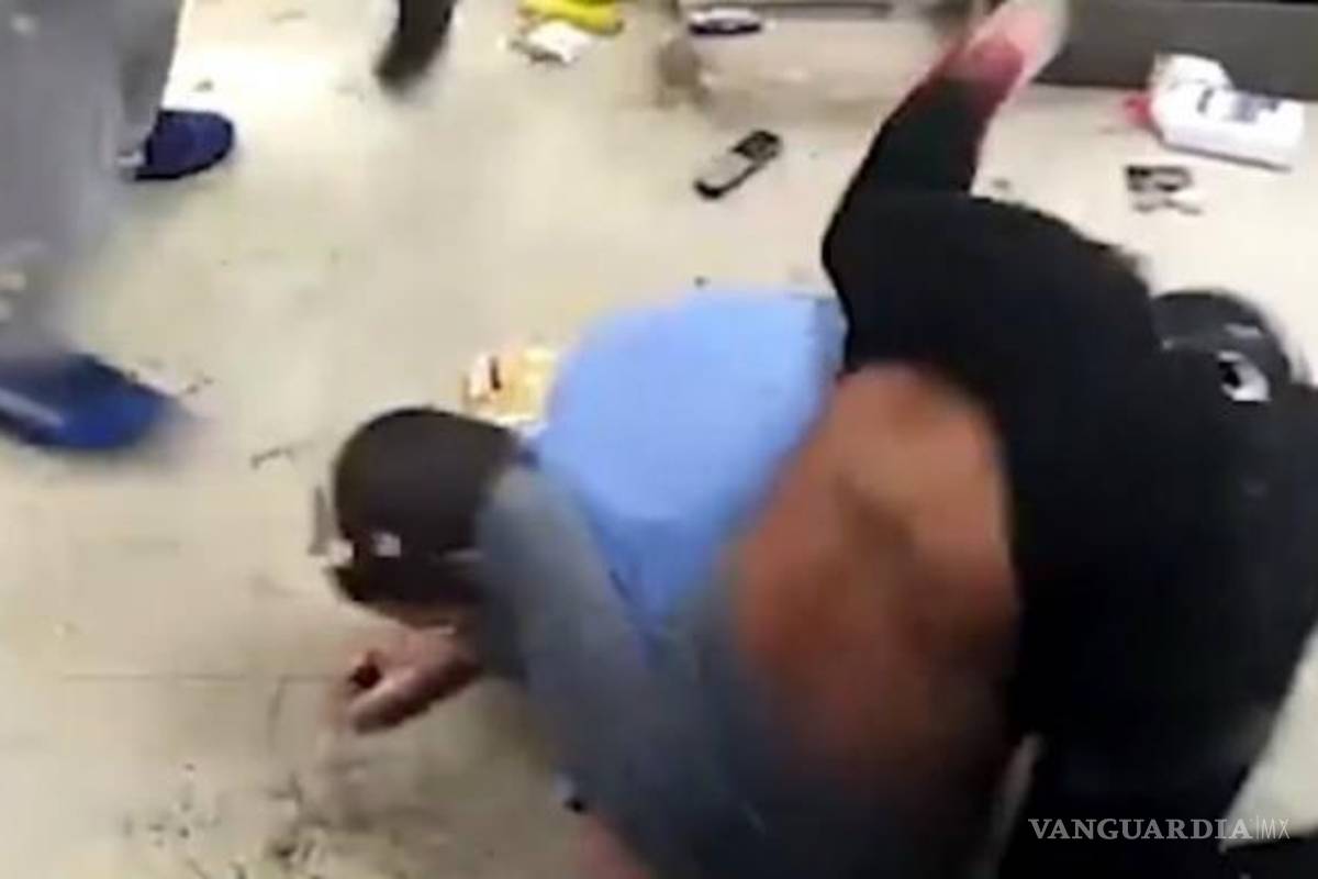 Mujer se agarra a golpes con policía, era acusada de robo (video)