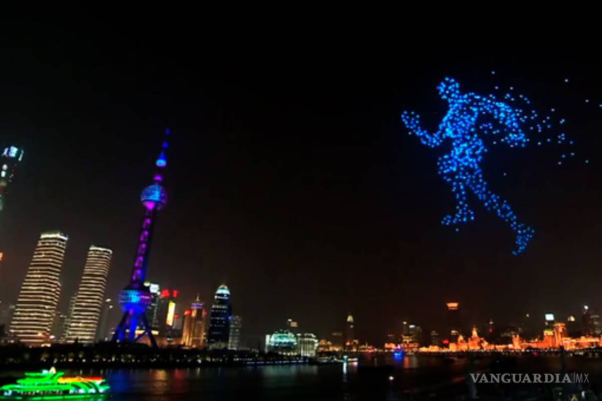 $!Cambian fuegos artificiales por drones en China para recibir el 2020