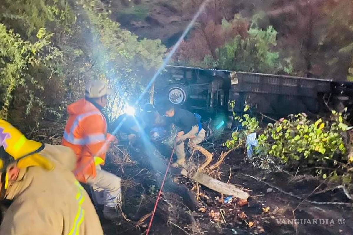 Michoacán: autobús de pasajeros cayó en barranco; reportan 10 lesionados