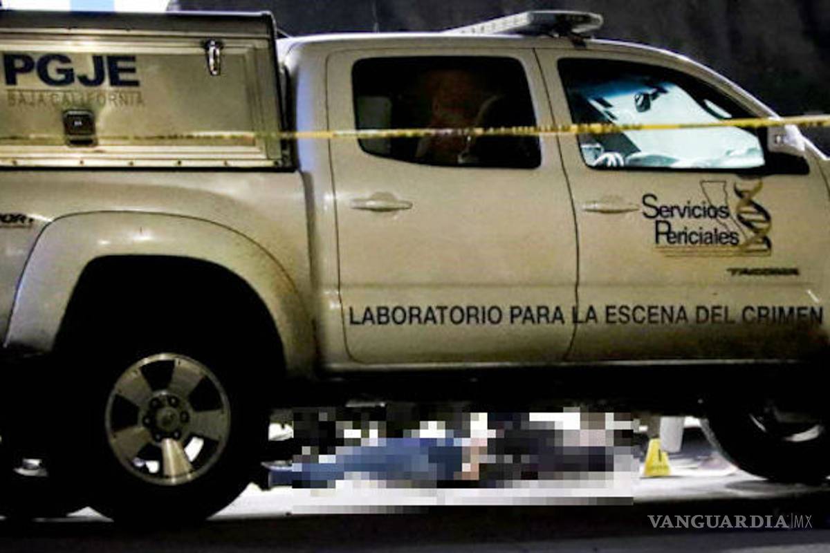 En Tijuana, matan a los padres y violan a la hija, menor de edad... ¡y la obligan a llevar los cuerpos en el auto!