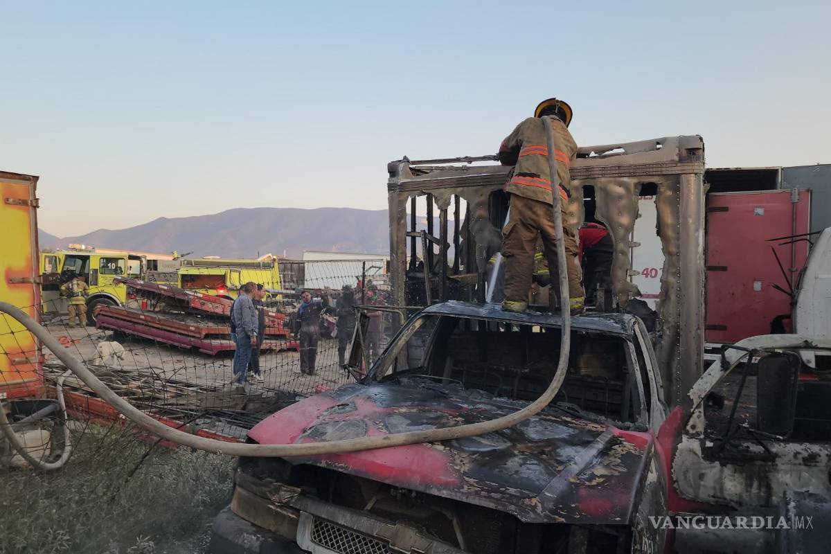 Descuido provoca incendio en caja de tráiler en Arteaga (VIDEO)