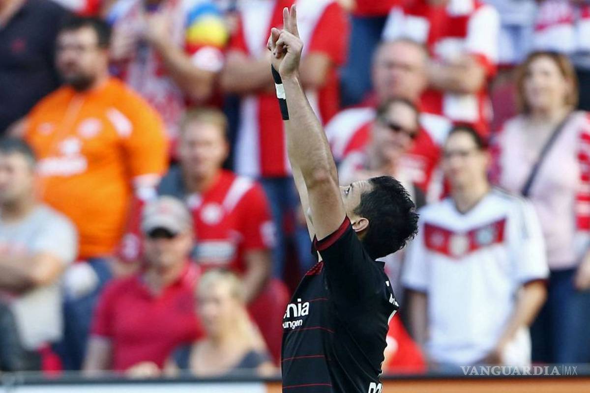 'Chicharito' explota en Bundesliga con ¡Hat trick!