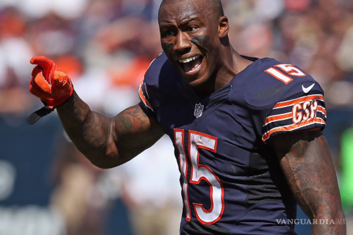 Marshall pierde contrato por arrodillarse durante el himno