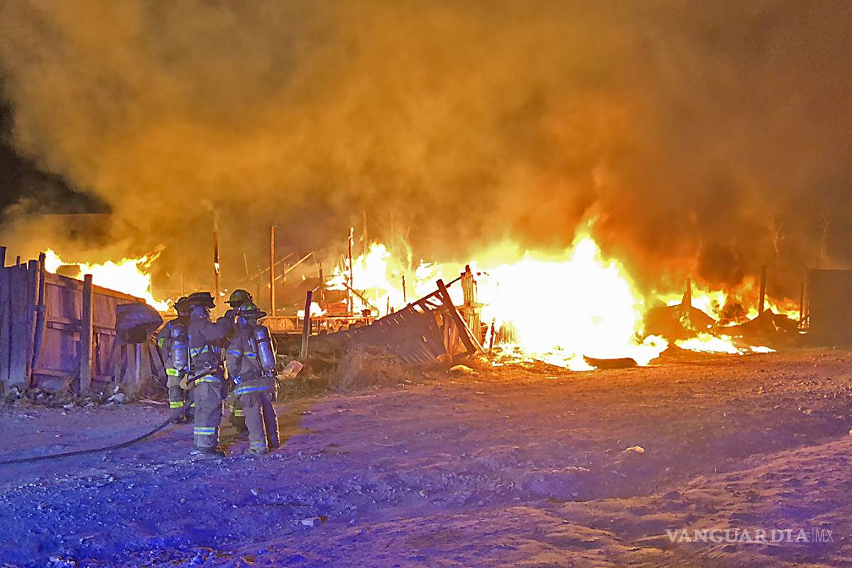 Incendio cerca de motel Versalles causa alarma en Saltillo; desalojan a enamorados