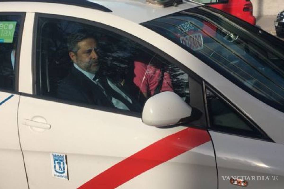 ¡Trágame tierra! Como cuando eres el presidente del Boca y te subes a un taxi en España