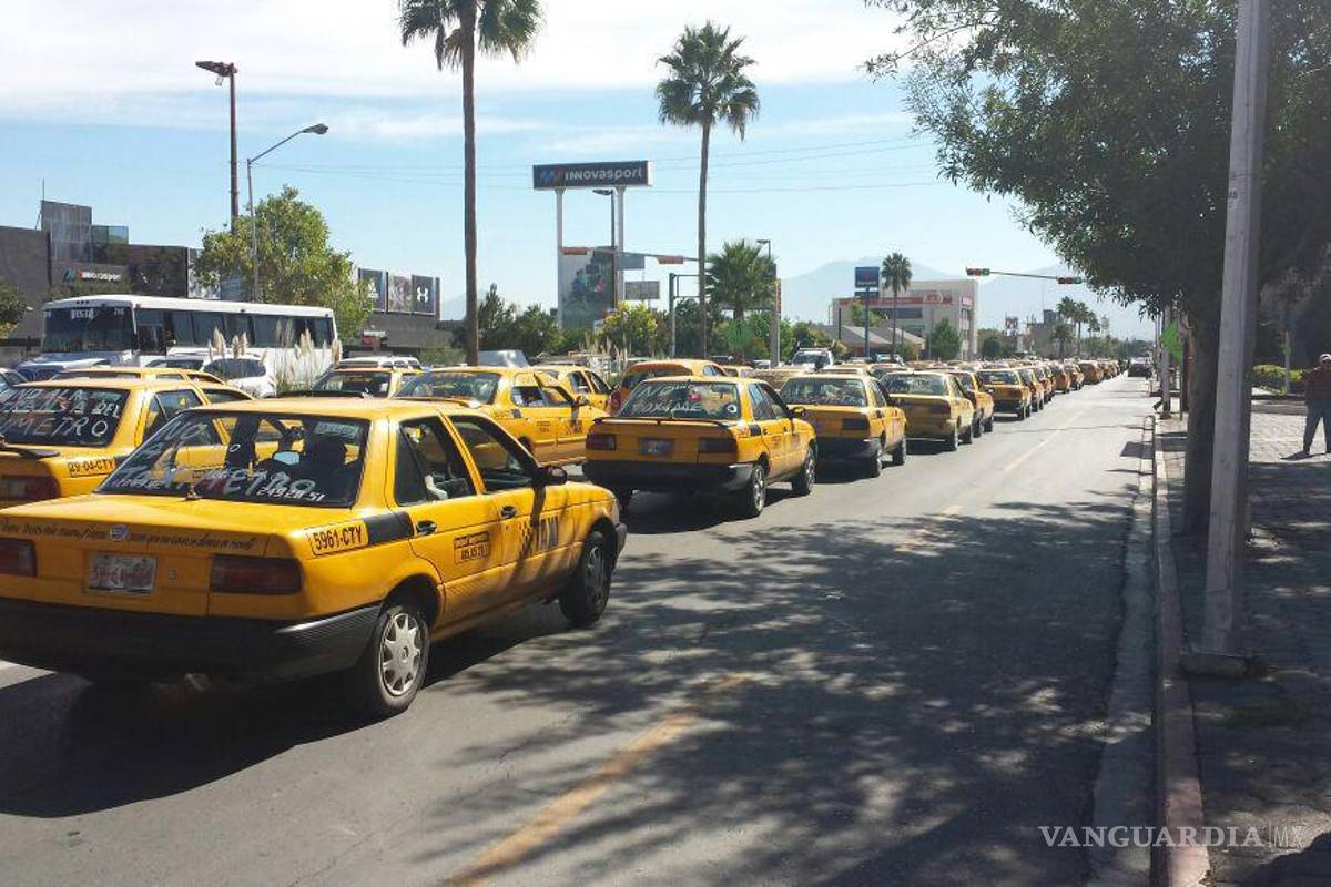 Presunto paciente COVID muere a bordo de taxi en Saltillo