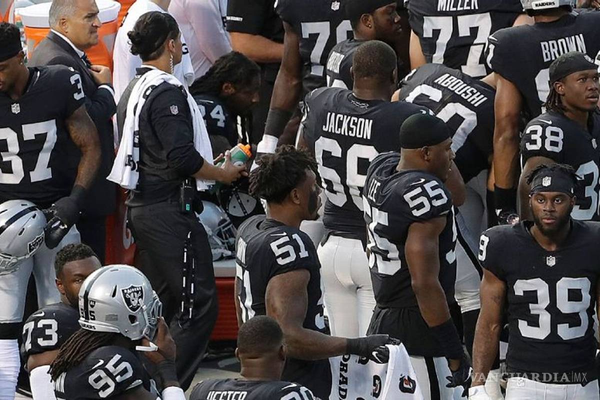 Marshawn Lynch mantuvo las protestas y permaneció sentado en el himno nacional