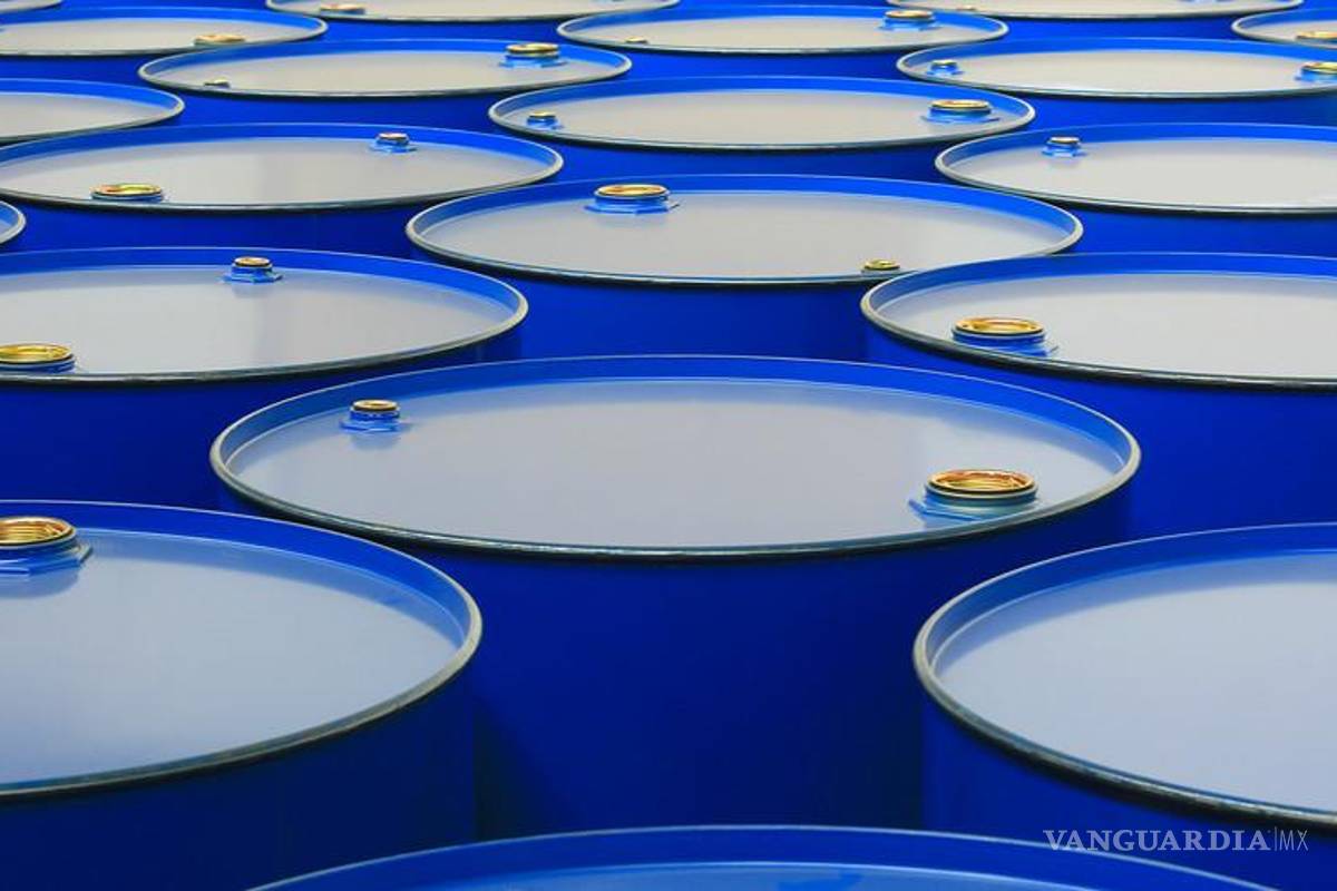 Bajan precios de petróleo ante menor preocupación por la oferta mundial