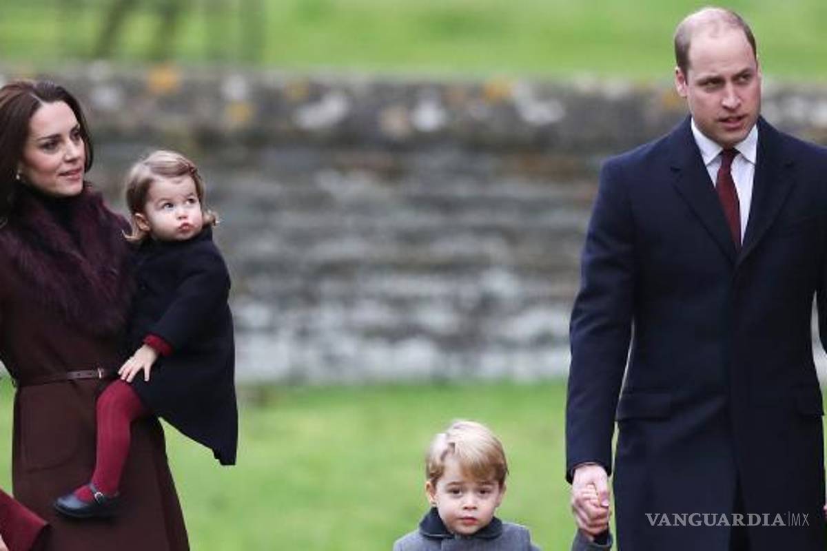 Duques de Cambridge comparten imagen que adornará su tarjeta navideña